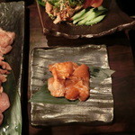 Rutsu - 「鶏の旨辛だれ漬け」焼き焼きします。上の方のは「激辛よだれ鶏」