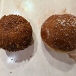 まん福ベーカリー - 左:スペシャルビーフカレーパン389円　右:マラサダドーナツ281円