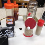 テールラーメン＆テールカレー よし久 - テーブルの調味料。