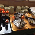 テールラーメン＆テールカレー よし久 - サービスのせんまいとレバーの塩茹で、漬け物。