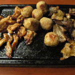Akakara - 左）鶏セセリ　中央）つくね　右）鶏かわ