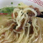 テールラーメン＆テールカレー よし久 - 麺に搦めたテール肉。