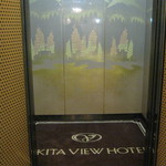anakuraumpurazahoteruakita - エレベーター内には竿灯祭りの絵があります。