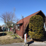 木の向こうが入口