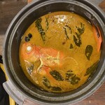とら屋食堂 - 金目鯛を使ったフィッシュカレー。お頭付きで皿に盛れず、鍋のままのご提供