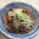 一平 - 名物、牛煮込み。お豆腐はお腹いっぱいになってしまうので煮込みだけで。250円。