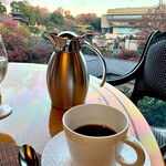 イル・テアトロ - 7:10を廻ると目の前の庭園に大雲海が出現する 珈琲ポットをお替りし楽しむ