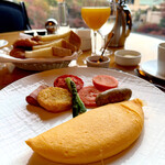 イル・テアトロ -  ジュースはオレンジ、卵はプレーンオムレツ