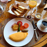 イル・テアトロ - 窓側の席に案内されTHE AMERICANをオーダー