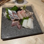 酒菜 竹のした - 刺身盛り合わせ　右奥の皮を炙った太刀魚が脂がのってて特に美味しかったです
