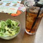 大喜楼 - サラダと食前ドリンク(マテプーアル茶)