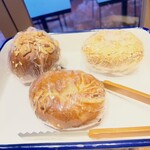 Tecona bagel - 外（背景）にはイートインスペースがあります。