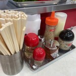 なぎちゃんラーメン - 白胡麻、ニンニクなど、味変用