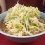 ラーメン二郎 - 小ラーメソ、ニンニク！  追加しなくてもこの量。ヤサイ大好き☆  モヤシだけじゃなくキャベツも多いし、ブタもイイね！  