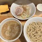 ラーメン荘 ヤマロク - つけ麺とチーズトッピング