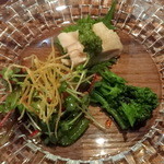 私厨房 勇 - 三種前菜：菜の花のお浸し、蒸し鶏の葱醤油、オゴダイの刺身サラダ