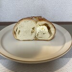 Tecona bagel - レモンピールクリームチーズ（380円）の断面