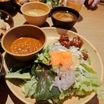 彩の国レストラン - サラダにキーマカレー、ミートボール