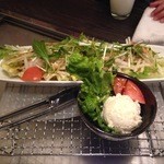 伝統粉もん専門店 雀のお宿 - 京菜と大根のサラダ／ポテトサラダ