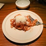 トムクリオーザ - トマトソースのリンクイネパルメザンチーズ乗せて