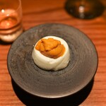 トムクリオーザ - 水牛ミルクのパンナコッタにうにを乗せて