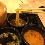 MARUGAME SEIMEN - カレーソースをつけます。トムヤムクンソースを彩るパクチーの新鮮な香りが食欲をそそりおいしい。