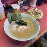 ラーメンショップ - 料理写真:ラーメン850円（スープ濃いめ、脂コッテリ、麺硬め）ネギライス450円です。