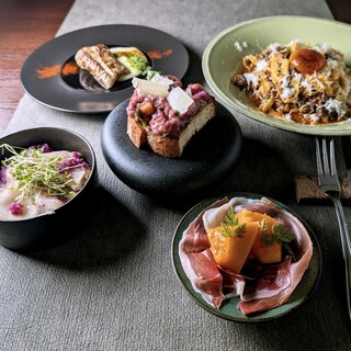 アラカルト、コースなどシーンに合わせたメニューは多種多様