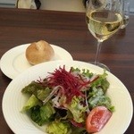 サンパティック - ランチAのサラダとパン＋白ワイン