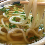 手打うどん かとう - かとう・手打ちうどんは、もっちりツルツル。
      鰹と昆布の出汁は薄口醤油に旨味たっぷり。