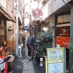 喫茶パーラー　ふるさと - 狭い路地にお店はあります