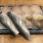 すし酒場 さしす - 本日おすすめのしまあじ握り\440　コハダ\253　生げそ\165