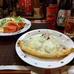 トニーズピザ - スペシャルミックスとポテトサラダにビール