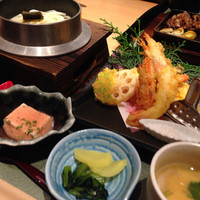 大山鶏と鮮魚 居酒屋 まいか - 天婦羅と釜揚げうどんの御前 2250円 （あと味噌汁がついてきました)