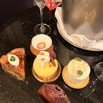 アッサンブラージュ カキモト - 2つはホテルオークラのもの