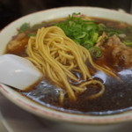 Shimpuku Saikan - 新福菜館 天神川店の中華そばの麺（15.01）