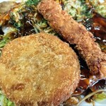 お好み焼 ちかちゃん - コロッケ（100円） 鶏串カツ（100円）