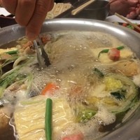 美々卯 本町店 - トングの下には断末魔の活海老が・・・。