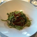 天然ブリとカブの葉のソースのオイルスパゲッティねったりイクラを散らして