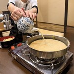 博多もつ鍋 徳永屋 - 女子店員によるお出汁追加