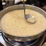 博多もつ鍋 徳永屋 - 鍋にちゃんぽん麺を投入