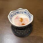 博多もつ鍋 徳永屋 - ■お通し (刺身2切れ) ￥418