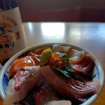 魚はち - 海鮮丼の上を別皿に移動｡
