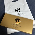 NEWYORK PERFECT CHEESE 京王百貨店新宿店 - NYの文字と金色の箱は人気が出るアイテム