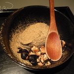 よろにく - 丹波の黒豆を炒った黒胡麻アイス