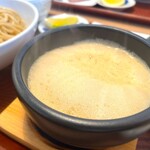 ラーメン 歩く花 - 熱々で湯気も立ってます。魚介は強め