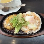 ルジャンドル - 鉄板プレートにチーズ乗せハンバーグ照り焼きソースのロコモコには半熟卵