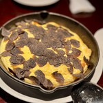 アベス - えっ、こんなに大きいの？
と、サーヴされた時は戸惑うぐらい(^^)
でも、中はふわっふわで、めちゃめちゃ軽い♪
コンテの塩味とトリュフのしっかりした香りを伴っても、瞬殺でペロリの美味しさです。