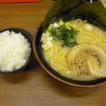 宮本商店 - 料理写真:豚骨醤油ラーメン (並)、半ライス