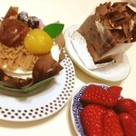 菓子工房 アントレ - 栗と安納芋の海神山（左）とチョコレートケーキ（右）